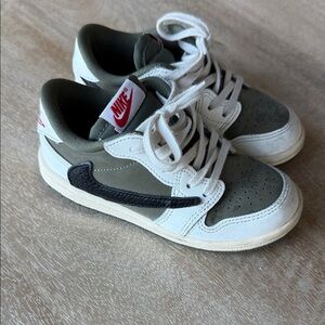 Nike Toddler Low-Top Sneakers in Olive Green, White & Black